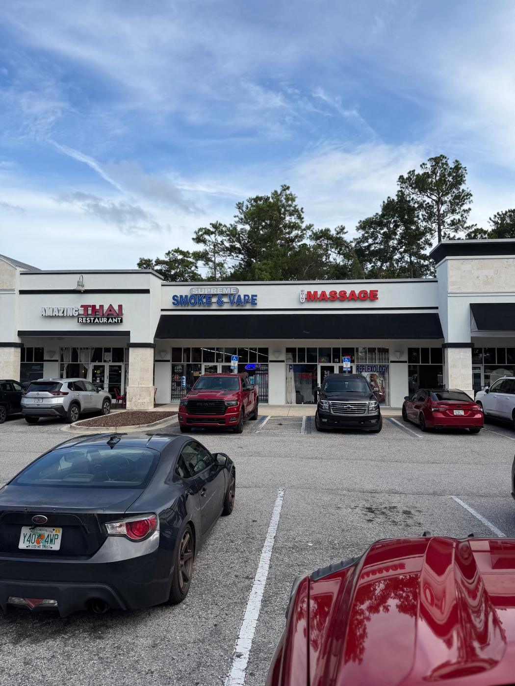 The Supreme Smoke And Vape storefront on Gate Pkwy, Unit 117, sign lit above the glass front.
